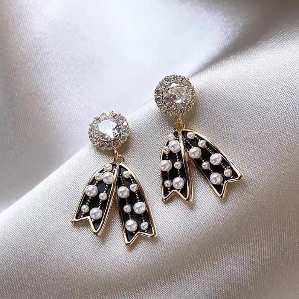 Bow and pearl earring girl